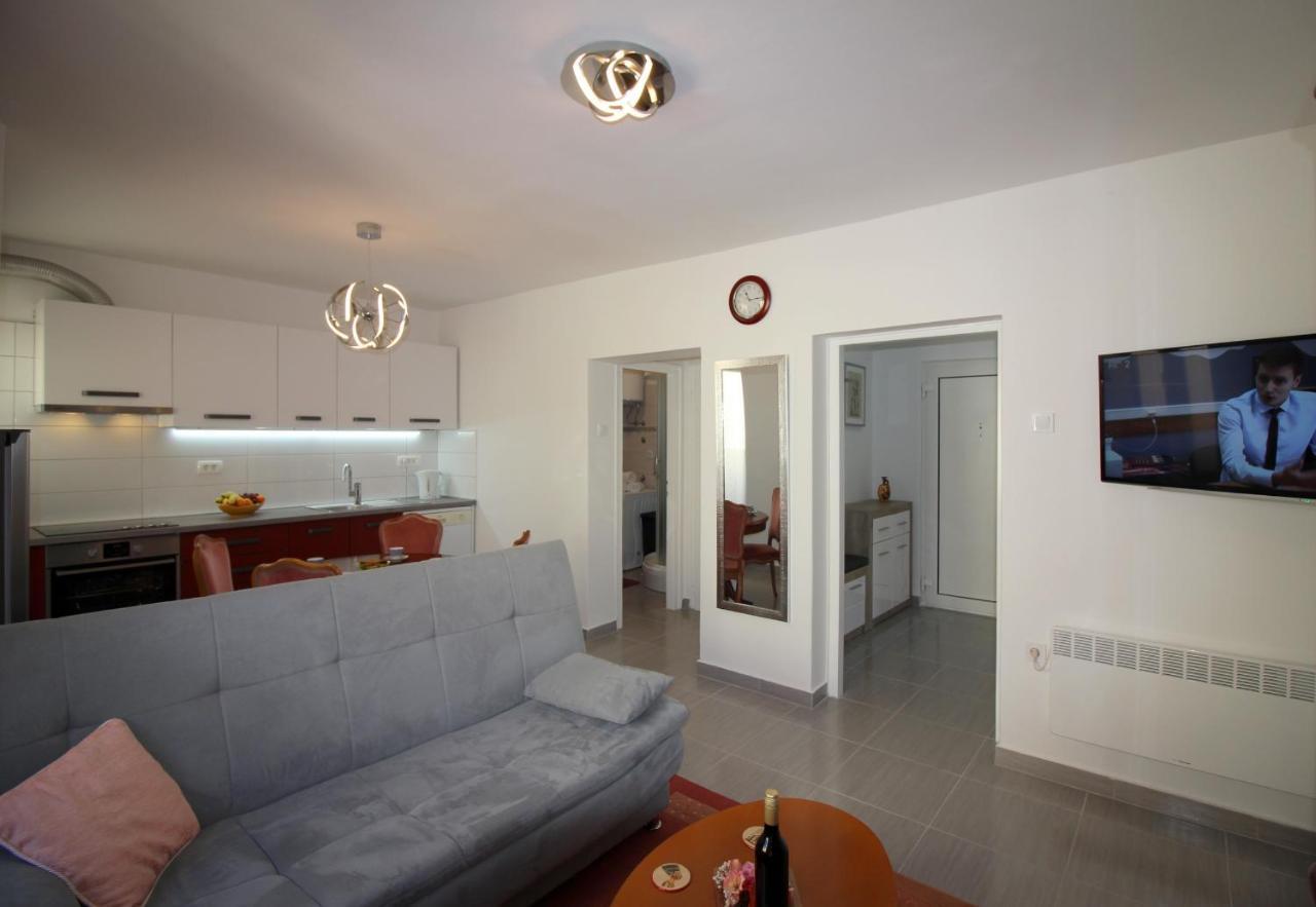 Apartment Agata In City Center Porec Bagian luar foto